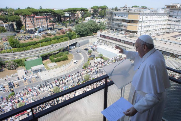 El papa Francisco visita a los demás pacientes mientras se recupera en el hospital