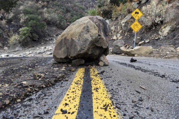 Escenas caóticas en California por inundaciones, deslaves y muerte