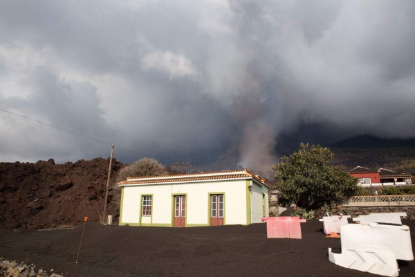 Evacuaciones y un cementerio por desaparecer: Sigue la odisea por erupción en España