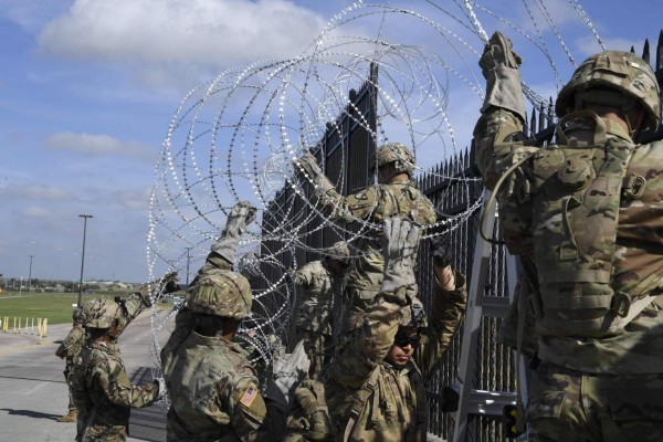 FOTOS: Momento en el que soldados aseguran frontera de Texas para evitar a la caravana migrante a Estados Unidos