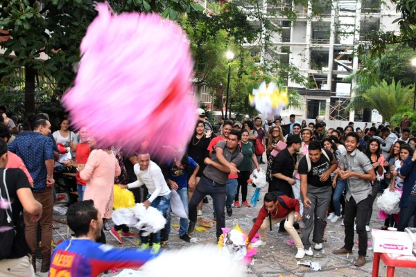 FOTOS: Así fue el adiós de un grupo de estudiantes a la rectora Julieta Castellanos