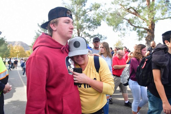 FOTOS: El drama y dolor que dejó tiroteo en secundaria de Los Ángeles