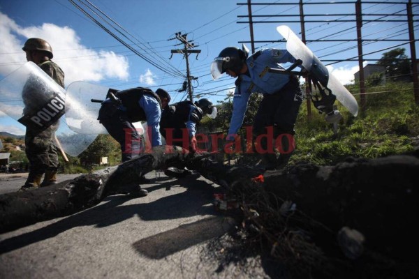 Lluvia de piedras en las tomas realizadas en la salida al sur por la Alianza de Oposición