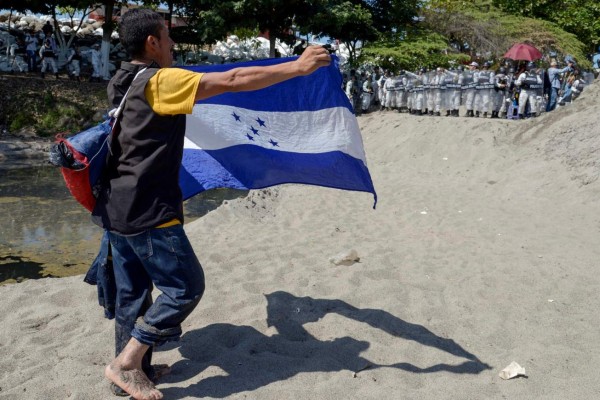 Hondureños en caravana sufren la fría y tenebrosa ruta migratoria, sin comida y sin techo