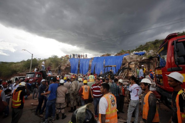 10 fotos conmovedoras de la muerte del obrero soterrado