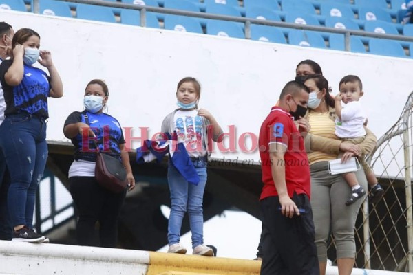 Ambientazo se vive en el duelo entre Honduras vs El Salvador (FOTOS)