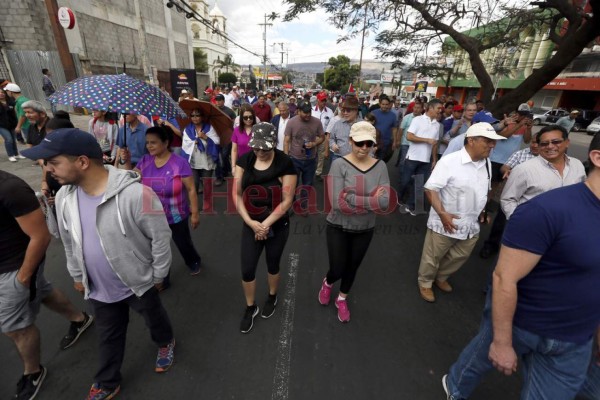 Gremios y sociedad civil marchan molestos tras cancelación de la Maccih