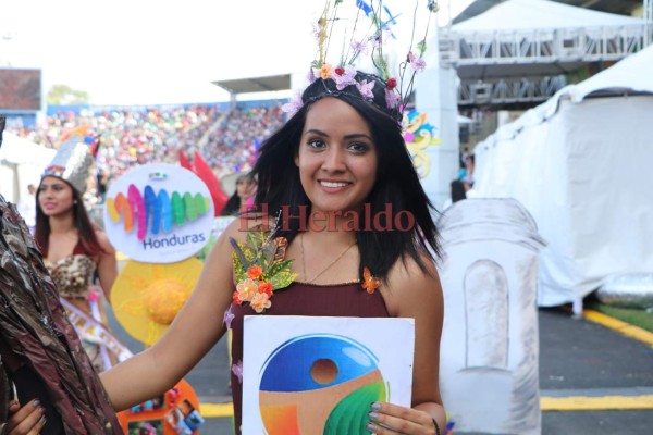 FOTO: Mujeres bellas invadieron el Estadio Nacional en las fiestas patrias 2017