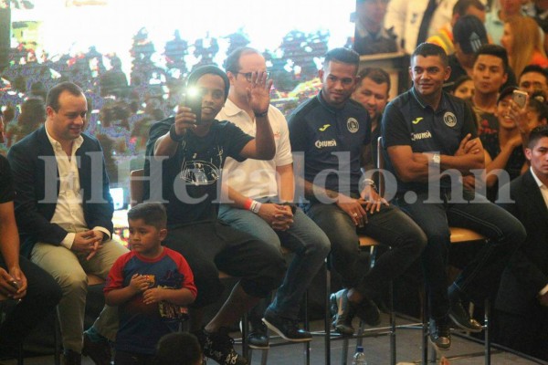 Fotos: Los momentos que no viste en TV de la llegada de Ronaldinho a Honduras