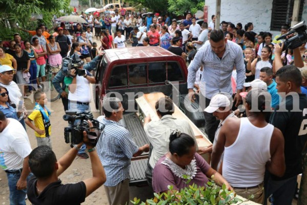 Desgarrador último adiós de niña que fue violada y estrangulada en Santa Cruz de Yojoa, Honduras