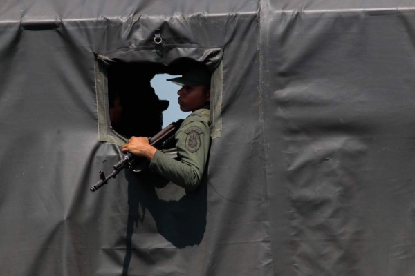 Venezuela desplaza su mejor equipo militar a la frontera con Colombia