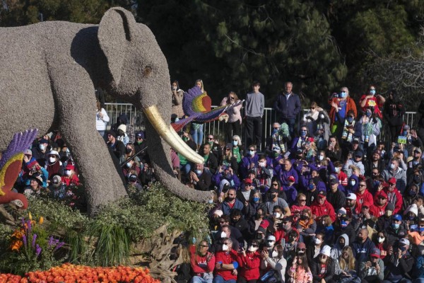 Con carrozas florales y animalistas, sorprende una vez más el Desfile de las Rosas 2022