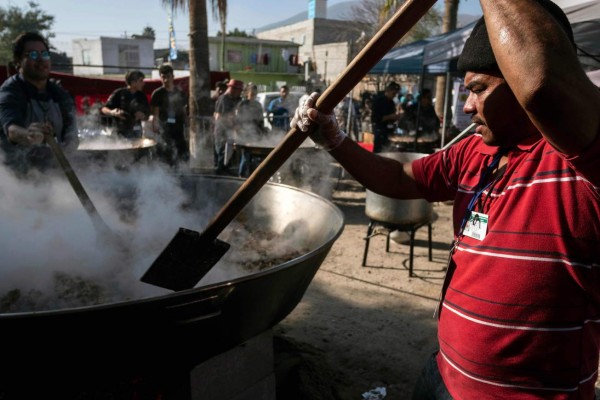 FOTOS: La agridulce celebración de los migrantes en la frontera de México con EEUU