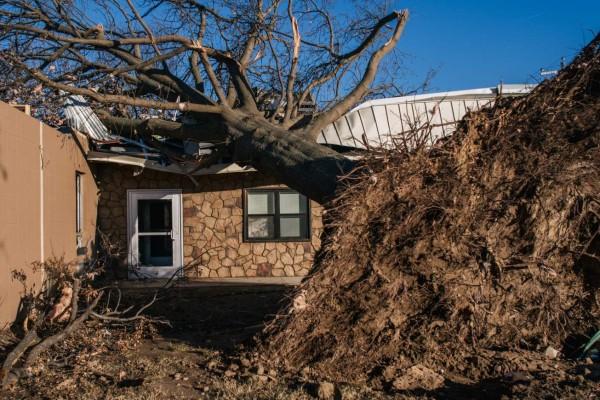 Así luce Kentucky tras el paso de 'la más mortífera' serie de tornados (FOTOS)