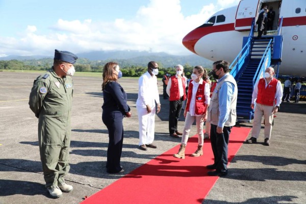 La bienvenida a la reina Letizia antes de visitar zonas devastadas (FOTOS)