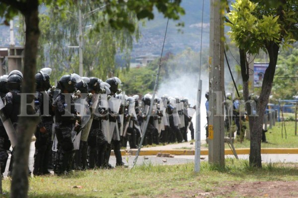 Las imágenes que no viste de la batalla campal entre el MEU y policías