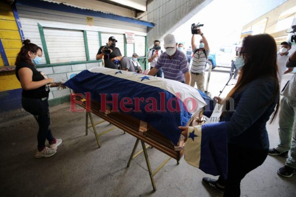 Desconsuelo y llanto en velorio de Chelato Uclés en el Estadio Nacional