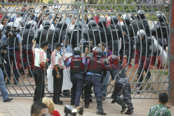 Las 12 fotos que dejó el polémico desalojo de la UNAH