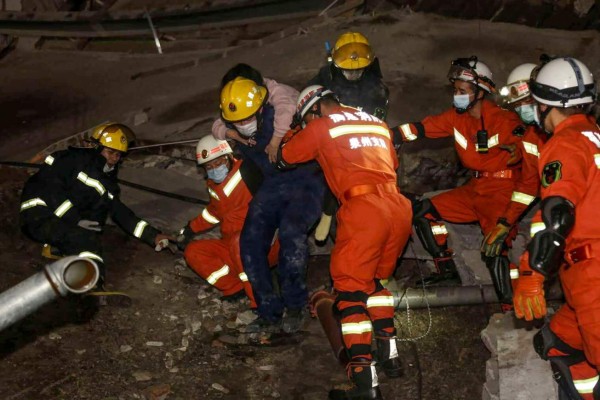 FOTOS: Ardua búsqueda de sobrevivientes de hotel colapsado en China