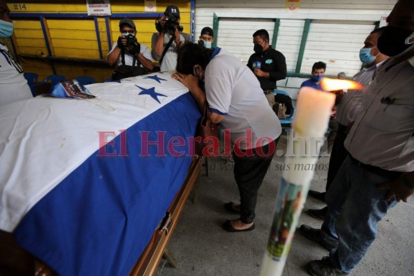 Desconsuelo y llanto en velorio de Chelato Uclés en el Estadio Nacional