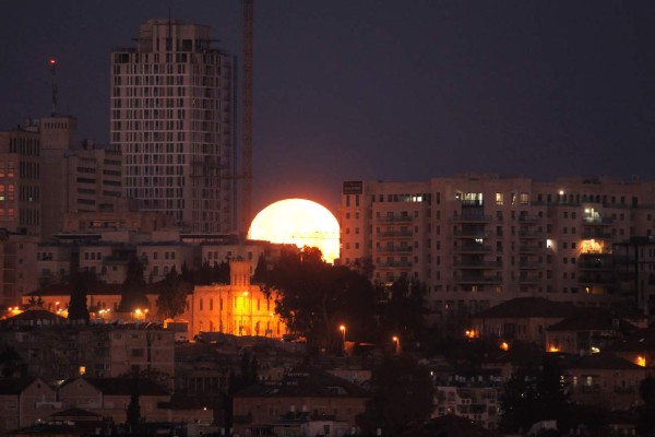 Así se vio la superluna 'azul de sangre' al otro lado del mundo, un espectáculo en el cielo