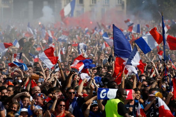 FOTOS: La locura en París tras la coronación de Francia como campeón del Mundo en Rusia 2018