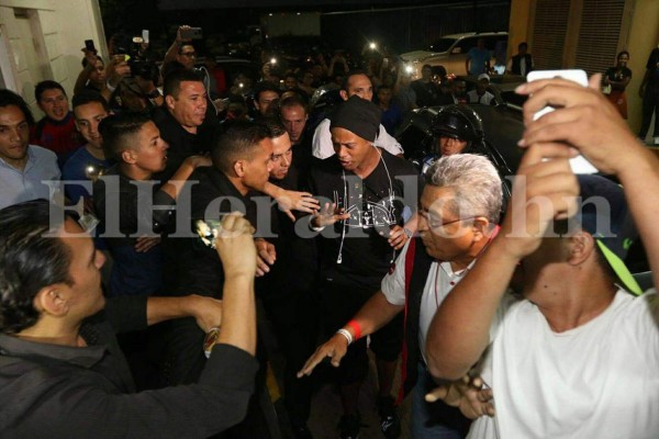 Fotos: Los momentos que no viste en TV de la llegada de Ronaldinho a Honduras