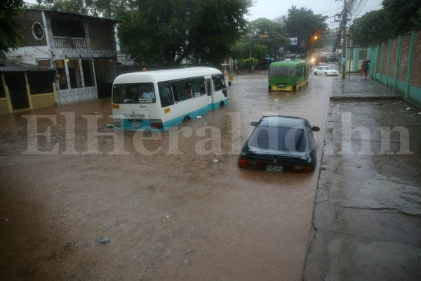 Dramático rescate de pasajeros de bus en la Kennedy tras inundación por lluvias