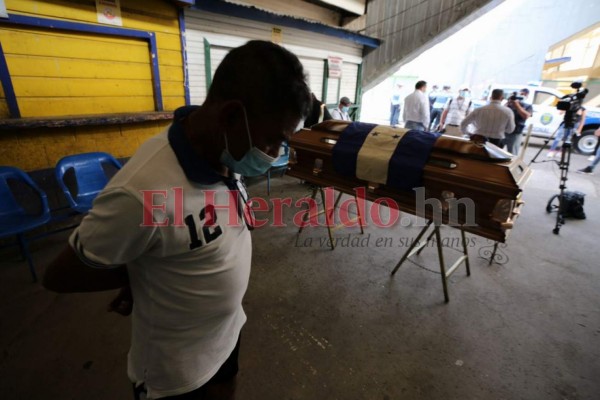 Desconsuelo y llanto en velorio de Chelato Uclés en el Estadio Nacional