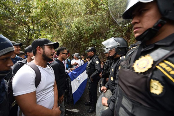 La angustia, el frío y hambre golpean a los migrantes de la caravana en la frontera de Honduras con Guatemala