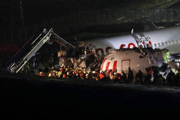 Las fotos del avión que se partió en tres en Turquía; hay 157 heridos