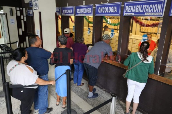 FOTOS: Asambleas informativas en el sector salud de Honduras castigan con larga espera a pacientes