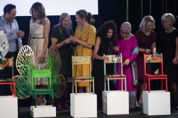 FOTOS: Melania Trump se roba la miradas en cumbre del G-20 por sus coloridos atuendos