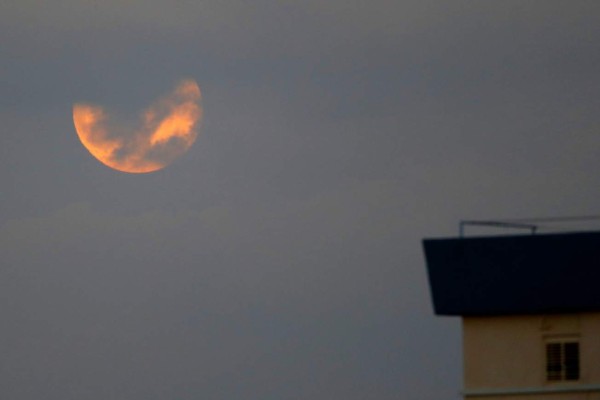 Así se ve el eclipse lunar más largo del siglo, alrededor del mundo (Fotos)