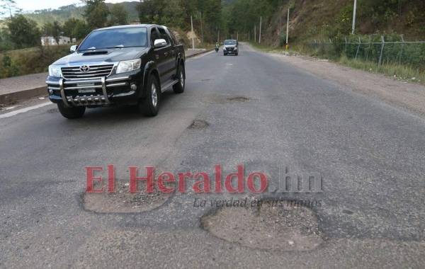 Enormes baches hay en la carretera que de Tegucigalpa comunica a Danlí, El Paraíso, debido a que las autoridades de Invest-H solo construyeron 34.92 kilómetros y no continuaron. Fotos: Marvin Salgado | EL HERALDO.