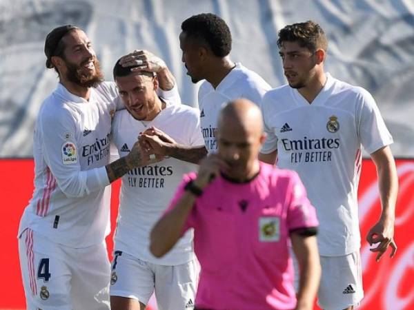 El delantero belga del Real Madrid Eden Hazard celebra con sus compañeros de equipo tras marcar un gol durante el partido de fútbol de la Liga española entre el Real Madrid y la SD Huesca en el estadio Alfredo Di Stefano de Valdebebas, noreste de Madrid. Foto: Agencia AFP.