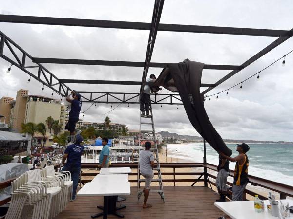 En los negocios del centro turístico de esta localidad fueron colocados sacos de arena ante el aumento del oleaje, en tanto muebles y enseres eran guardados.