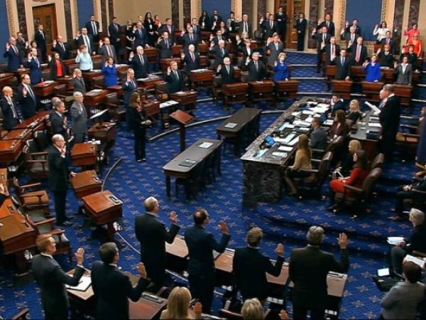 Los senadores estadounidenses tomando juramento antes del 'impeachment' al presidente Donald Trump, en el Congreso en Washington. Foto: AP.