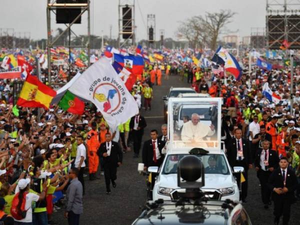 El papa Francisco a bordo del papamóvil llegó a la vigilia que se realiza en Ciudad de Panamá. Foto: AFP