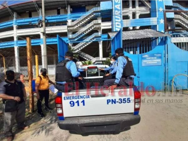 La Policía Nacional se encuentra en las afueras del estadio Olímpico y han manifestado que no dejarán entrar al público. Foto: Edwin Romero | EL HERALDO