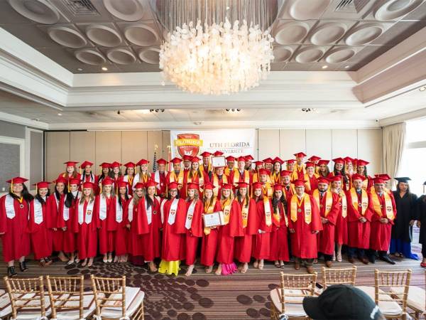 Los egresados de UTH Florida University en su evento de graduación en Miami.