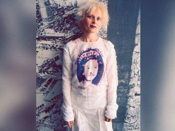 Vivienne Westwood fue una diseñadora de moda y empresaria británica, considerada como la principal responsable de la estética asociada con el punk.