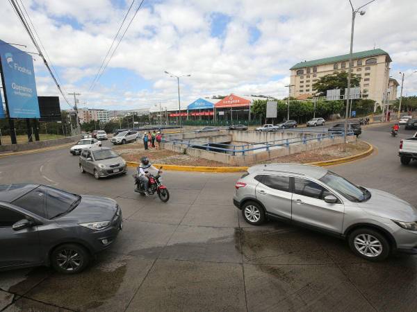 En menos de 10 minutos, EL HERALDO presenció varios conatos de accidentes en la rotonda del bulevar Juan Pablo II.