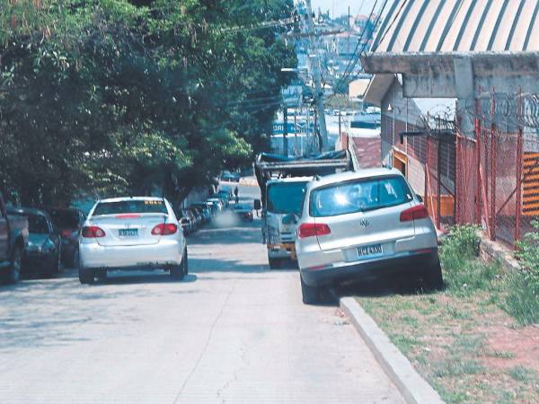 Sin espacios para estacionarse, muchos conductores dejan sus automóviles sobre las aceras y se arriesgan a recibir una multa de 3,000 lempiras.