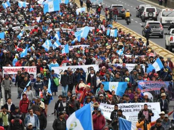 Con pancartas donde se leía “Fuera corruptos” y “renuncien ya”, los manifestantes se concentraron en distintas calles de acceso en la zona.