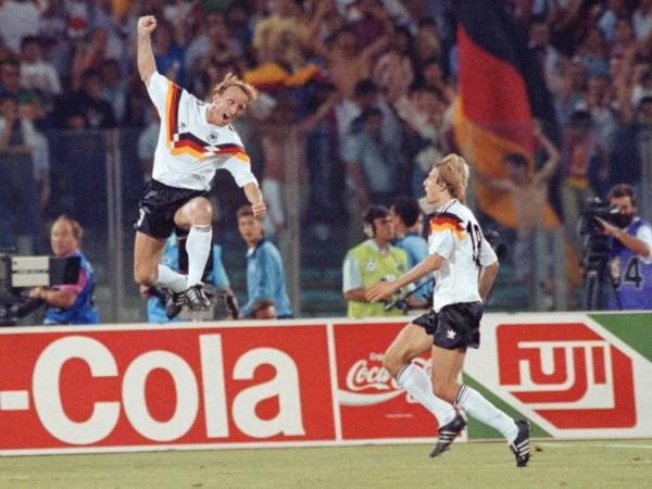 Andreas Brehme celebrando el gol en el Mundial de Italia 1990.