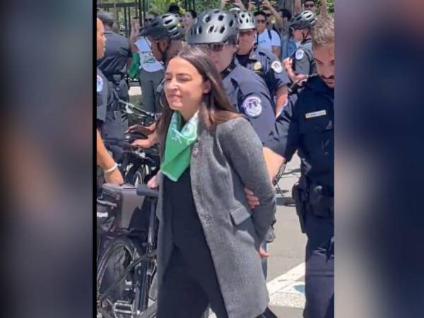 Alexandria Ocasio-Cortez fue una de las detenidas.