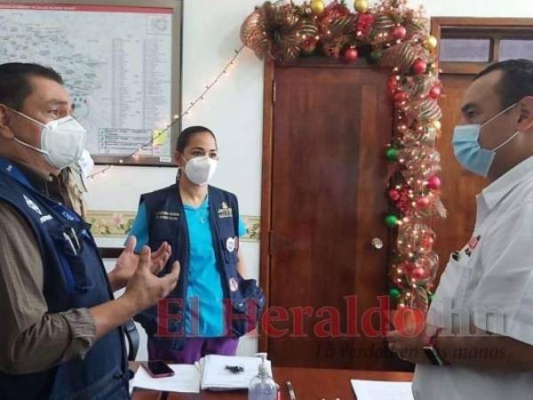 El director de la Región Metropolitana de Salud, Harry Bock; Alejandra Calderón, directora del Alonso Suazo, y Jorge Aldana, próximo alcalde de la capital, se reunieron para conversar sobre el tema de salud. Foto: El Heraldo