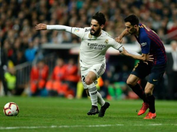 Isco Alarcón (izquierda) del Real Madrid pugna un balón con Sergio Busquets del Barcelona en un partido de la Liga española, el sábado 2 de marzo de 2019. (AP Foto/Manu Fernández).