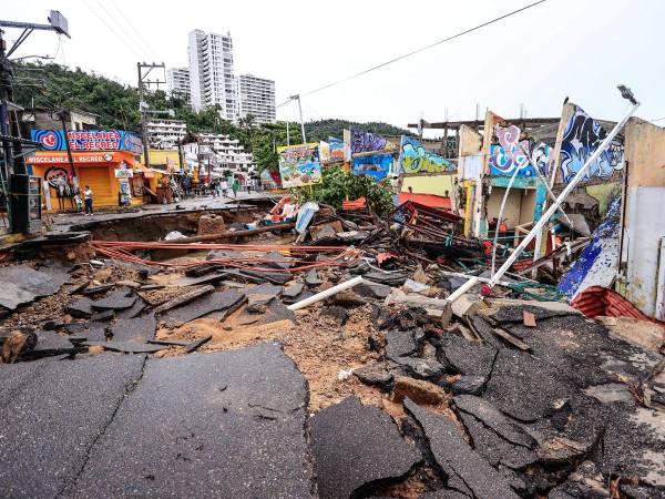 Carreteras colapsadas, socavones, daños estructurales en viviendas y edificios son parte de los estragos provocados por el huracán John en México.